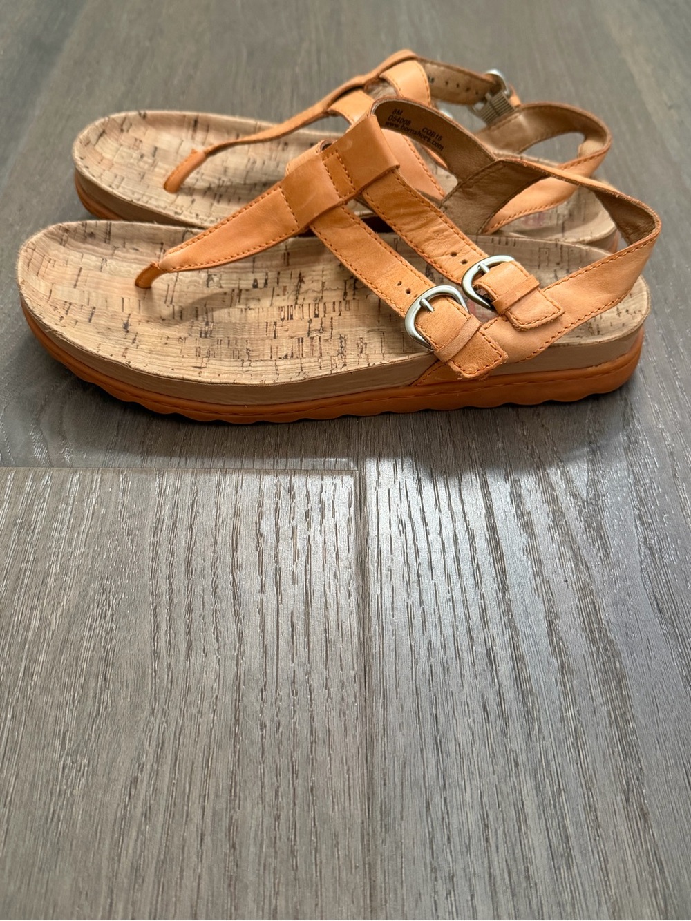 Born women’s Reta thong sandal size 8 corked footbed comfort shoe